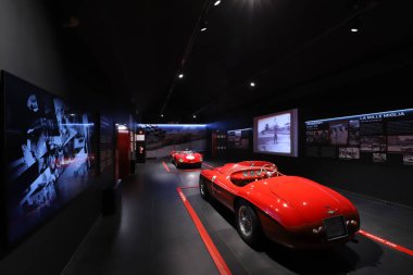 Maranello, Modena, İtalya, 23 Haziran 2024 - Maranello Ferrari Müzesi, tarihi klasik Ferrari arabalı oda