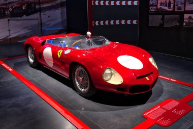 Maranello, Modena, İtalya, 23 Haziran 2024 - Maranello Ferrari Müzesi, tarihi Ferrari 268 SP, klasik spor araba
