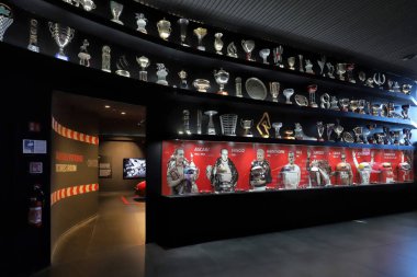 Maranello, Modena, İtalya, 23 Haziran 2024 - Maranello Ferrari Müzesi, tarihi ödüller salonu ve Formula 1 dünya şampiyonu