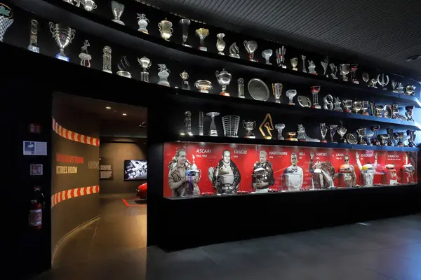 Maranello, Modena, İtalya, 23 Haziran 2024 - Maranello Ferrari Müzesi, tarihi ödüller salonu ve Formula 1 dünya şampiyonu