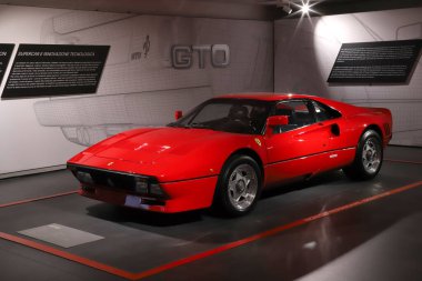 Maranello, Modena, İtalya, 23 Haziran 2024 - Maranello Ferrari Müzesi, model Ferrari GTO yılı 1984