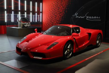 Maranello, Modena, İtalya, 23 Haziran 2024 - Maranello Ferrari Müzesi, kırmızı Ferrari modeli ENZO, 2002