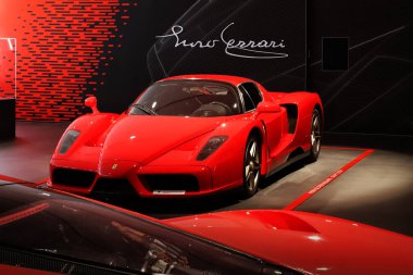 Maranello, Modena, İtalya, 23 Haziran 2024 - Maranello Ferrari Müzesi, Enzo Ferrari 'nin grafik imzalı ENZO modeli