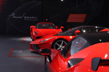 Maranello, Modena, İtalya, 23 Haziran 2024 - Maranello 'daki Ferrari Müzesi, modern bir Ferrari' nin bakış açısına sahip bir oda