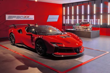 Maranello, Modena, İtalya, 23 Haziran 2024 - Ferrari Maranello Müzesi, Ferrari model SF 90 XX ve arka plan motoru