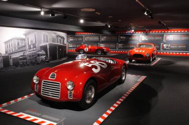 Maranello, Modena, İtalya, 23 Haziran 2024 - Maranello Ferrari Müzesi, eski Ferrari spor arabalı oda, Ferrari 125 Sport