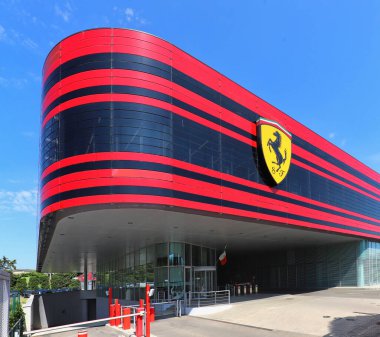 Maranello, Modena, İtalya, 23 Temmuz 2024 - Scuderia Ferrari fabrikasının girişi