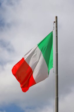 Gökyüzünde dalgalanan İtalyan bayrağı, İtalya Cumhuriyeti 'nin sembolü.