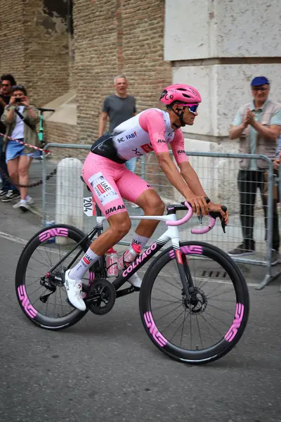 Modena, İtalya, 22 Mayıs 2025, Giro d 'Italia' nın 12. aşaması, Isaac Del Toro Romero yarış bisikleti, lider ve pembe formasıyla