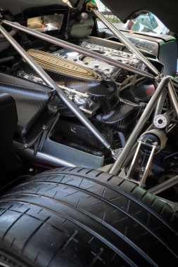 Modena, İtalya, 6 Haziran 2025, Pagani süper araba modeli Utopia bir gösteri, motor detayları ve tekerlek lastiği