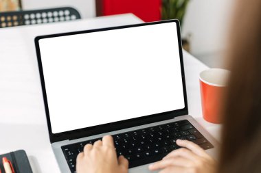Bilgisayarda çalışan genç iş kadınının modern ofiste beyaz beyaz ekranlı görüntüsünü oluşturun.