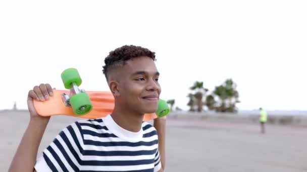 Sonriente Adolescente Latino Hispano Con Monopatín Caminando Felizmente Afuera Joven — Vídeos de Stock
