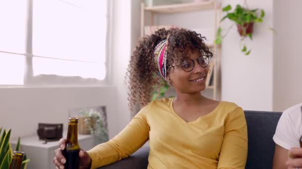 Junge Gruppe Multirassischer Hipster Studentenfreunde Die Hause Mit Bier Jubeln — Stockvideo