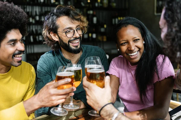 Grupo Amigos Disfrutando Del Fin Semana Juntos Animando Con Cervezas — Foto de Stock