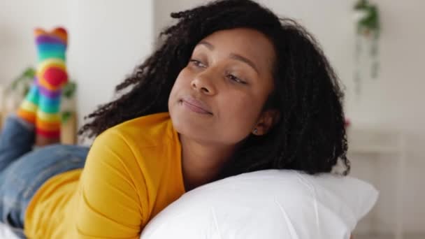 Güzel Genç Brezilyalı Bir Kadın Yatak Odasında Dinleniyor Yatakta Uzanmış — Stok video