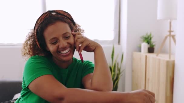 Leende Ung Lockigt Afrikansk Etnisk Kvinna Talar Mobiltelefon Samtidigt Som — Stockvideo