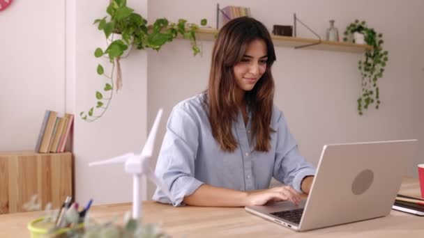 年轻工程师专业女商人在现代工作室办公室的笔记本电脑上工作 高质量的4K镜头 — 图库视频影像