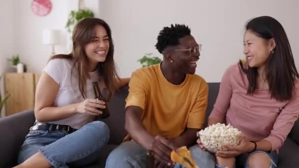 在家里的聚会上 一群各种各样的好朋友一起享受披萨 千禧年的学生们在公寓的社交聚会上玩得很开心 — 图库视频影像