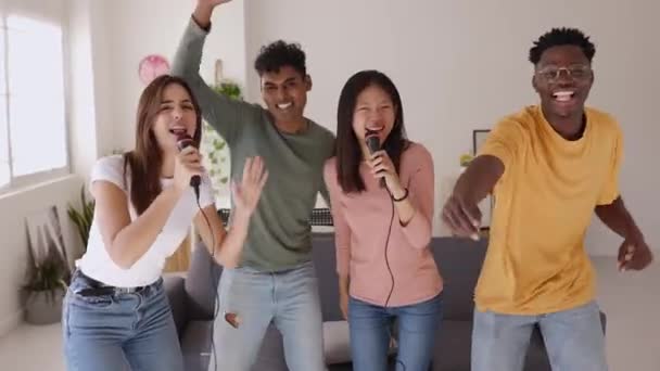 Jovens Multirraciais Divertindo Jogando Karaoke Festa Casa Grupo Internacional Estudantes — Vídeo de Stock