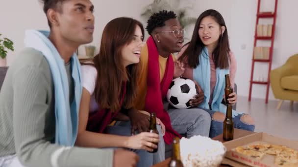 Divers Jeunes Amis Fans Football Regardent Championnat Football Télévision Maison — Video