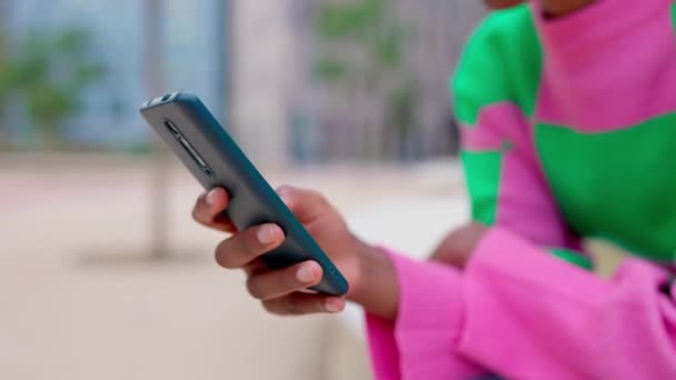 Κοντινό Πλάνο Νεαρής Αφρικής Χέρια Γυναίκα Χρησιμοποιώντας Smartphone Για Κύλιση — Αρχείο Βίντεο