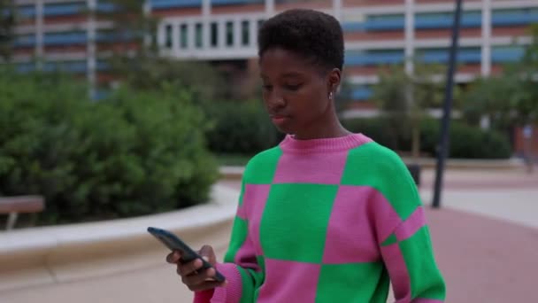 Χαμένη Νεαρή Ενήλικη Αφρικανή Γυναίκα Που Χρησιμοποιεί Τον Χάρτη Εφαρμογής — Αρχείο Βίντεο