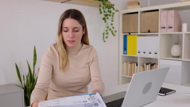 Счастливая Молодая Женщина Проверяет Счета Используя Ноутбук Дома Улыбающаяся Женщина — стоковое видео