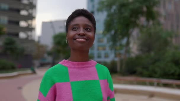 Uśmiechnięta Młoda Afrykańska Kobieta Spacerująca Ulicą Miasta — Wideo stockowe