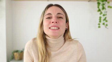 POV - Beyaz bir kadının merkez ofisten kameraya çevrimiçi bir video konuşması görüntüsü. Sohbet sırasında güzel sarışın kızın portresi