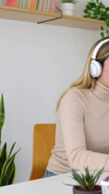 Genç bir kadının ev ofisinden laptopla yaptığı görüntüler. Girişimciler ve iş konsepti