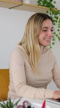 Genç iş kadını muhasebecinin bilgisayarla çalışırken hesap makinesi kullandığına dair dikey görüntüler. Girişimciler, finans ve ekonomi kavramı. 