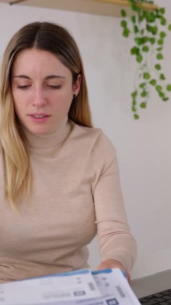 Glückliche Junge Frau Checkt Rechnungen Während Sie Hause Ihren Laptop — Stockvideo