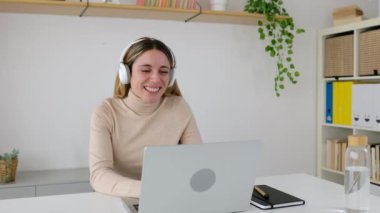 Latin Latin Latin kökenli genç ve yetişkin bir iş kadını ofiste dizüstü bilgisayarla video görüşmesi yapıyor. Yüksek kalite 4k görüntü