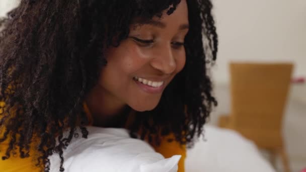 Evde Yatakta Dinlenirken Akıllı Telefon Kullanan Mutlu Genç Bir Kadın — Stok video