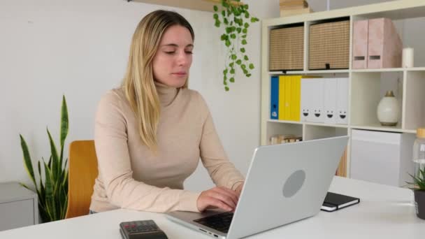 Ung Affärskvinna Revisor Med Hjälp Miniräknare När Arbetar Online Med — Stockvideo