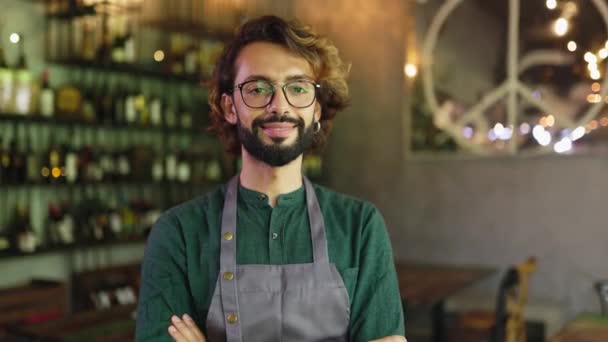 Portret Młodego Brodatego Kelnera Uśmiechniętego Kamery Stojącego Restauracji — Wideo stockowe
