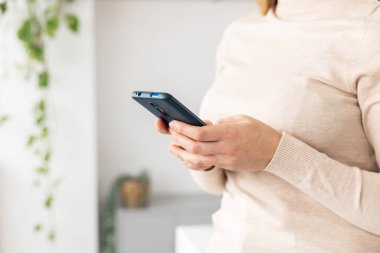 İş yerinde cep telefonu kullanan genç kadınların görüntülerini kapat.