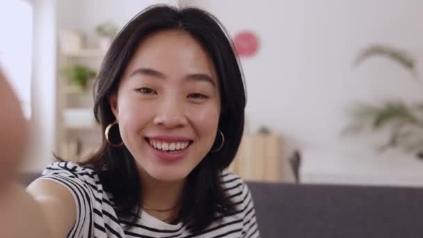Pov Glückliche Junge Teenager Asiatische Mädchen Die Einen Videoanruf Über — Stockvideo