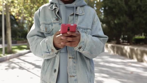 Передній Погляд Усмішку Молодої Афро Американської Жінки Яка Користується Мобільним — стокове відео