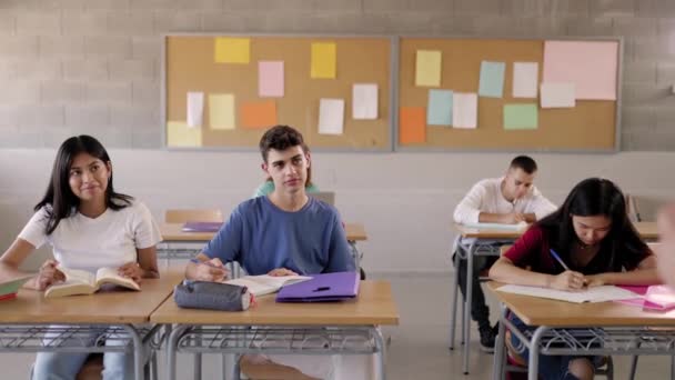 Lisedeki Sınıfta Öğretmenleri Dinleyen Çok Irklı Öğrenci Grubu Eğitim Konsepti — Stok video