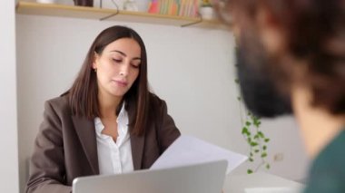Genç bir adam bir insan kaynakları işçisiyle iş görüşmesi yapıyor. İş adayı, kadın çalışana özgeçmişini açıklıyor. İnsan kaynakları ve adam toplama kavramı