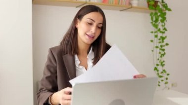 Genç erkek aday, şirketinde yeni bir pozisyon için özgeçmişini bir kadın askere veriyor. Profesyonel insan kaynakları çalışanı bir iş görüşmesinde istekli birine bazı sorular soruyor.. 