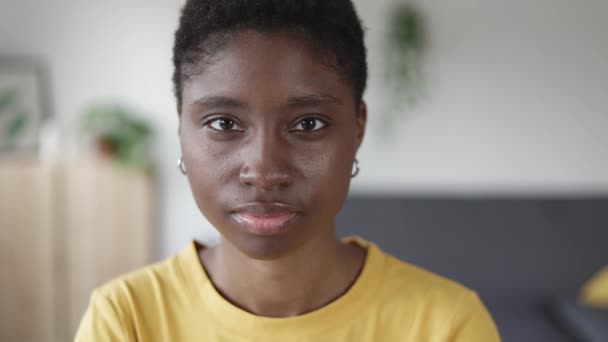 Fiatal Magabiztos Afrikai Keres Komoly Kamera Otthon Ifjúsági Magabiztos Emberek — Stock videók