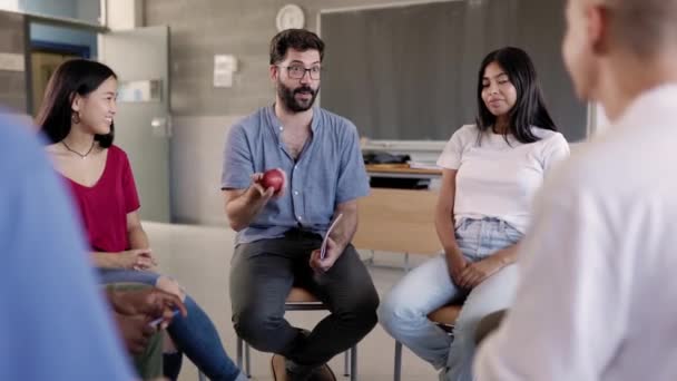 Professor Sexo Masculino Alunos Diversos Trabalhando Juntos Durante Brainstorming Grupo — Vídeo de Stock