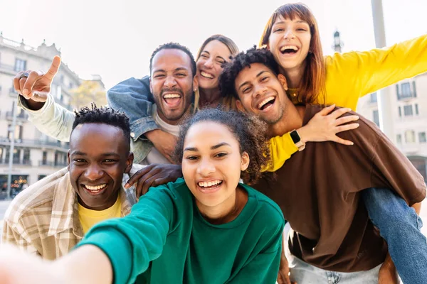 Jonge Groep Gelukkige Multiraciale Vrienden Die Selfie Portretteren Stad Verenigde — Stockfoto