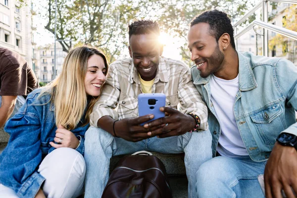 Група Багатоетнічних Молодих Друзів Які Використовують Мобільний Телефон Сидять Разом — стокове фото