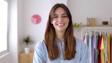 Atölyede kameraya gülümseyen kendine güvenen girişimci kadın. Galeri ofisindeki mutlu kadın iş sahibinin portresi..