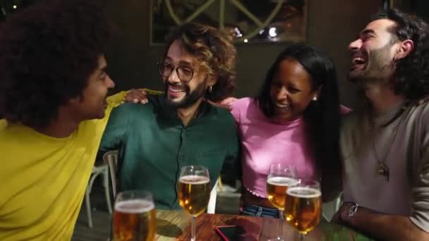 Jovens Amigos Multirraciais Felizes Divertindo Juntos Bebendo Cerveja Bar Cervejaria — Vídeo de Stock