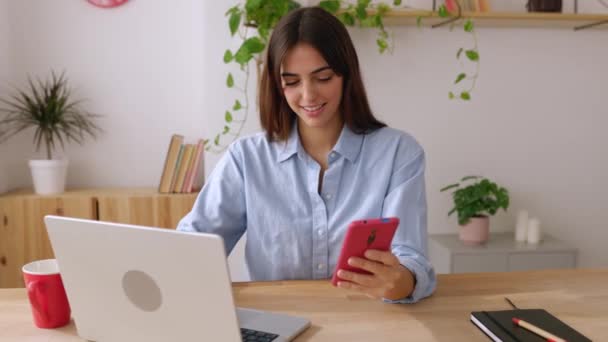 Mujer Negocios Joven Usando Teléfono Móvil Que Trabaja Ordenador Portátil — Vídeo de stock
