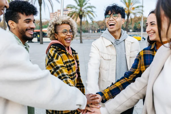 Ευτυχισμένοι Νέοι Φίλοι Που Δείχνουν Ενότητα Στοιβάζοντας Χέρια Μαζί Εξωτερικούς — Φωτογραφία Αρχείου